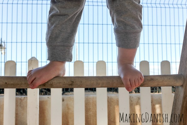 5 Reasons why you should let your child go barefoot - Eco Explorers