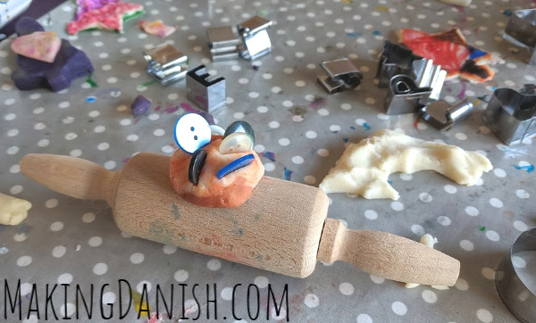 http://makingdanish.com/wp-content/uploads/2019/11/rolling-pin-play-dough-tool-kit-buttons.jpg